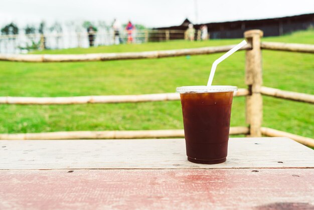 Americano koffie op houten tafel met mountain hill view achtergrond