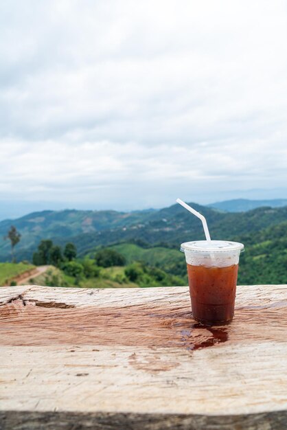 Americano koffie op houten tafel met Mountain Hill View achtergrond