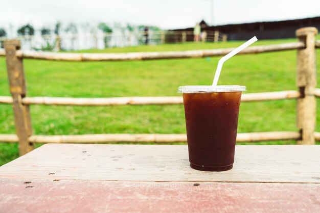 Americano koffie op houten tafel met Mountain Hill View achtergrond