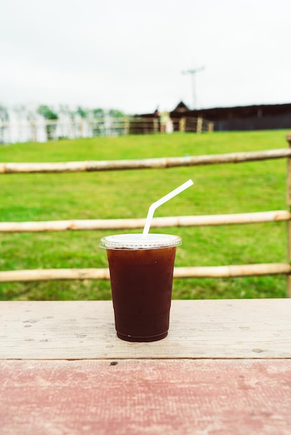 Americano koffie op houten tafel met Mountain Hill View achtergrond