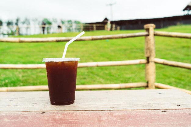 Americano koffie op houten tafel met Mountain Hill View achtergrond
