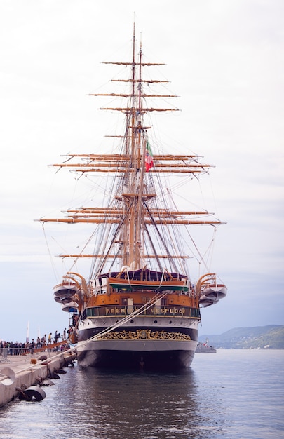 Foto amerigo vespucci è un'alta nave della marina italiana