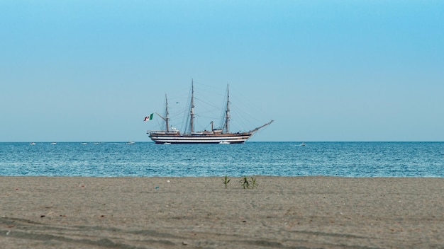 Amerigo Vespucci militair zeilschip nabij de kust