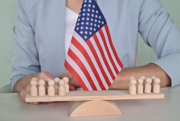 Foto amerika verdeeld concept amerikaanse vlag op gebarsten achtergrond