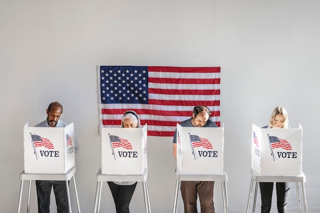 Foto amerikaan bij een stemhokje