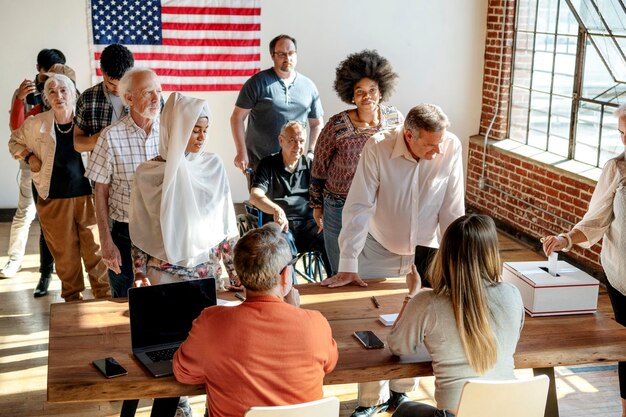 Amerikaan in de rij bij een stembureau