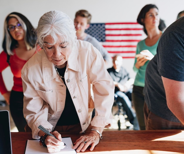 Amerikaan in de rij bij een stembureau
