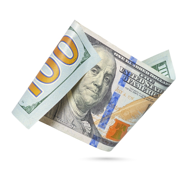 Foto amerikaans biljet van honderd dollar geïsoleerd op een witte achtergrond.
