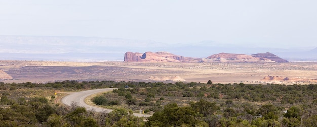 Amerikaans landschap in de woestijn met rode rotsformaties