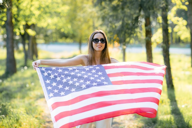 Amerikaans meisje Gelukkige jonge vrouw met de vlag van de V.S