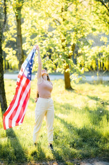 Amerikaans meisje Gelukkige jonge vrouw met de vlag van de V.S