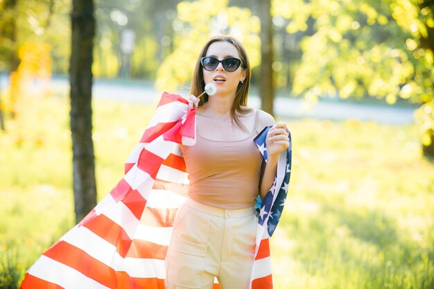 Amerikaans meisje Gelukkige jonge vrouw met de vlag van de V.S