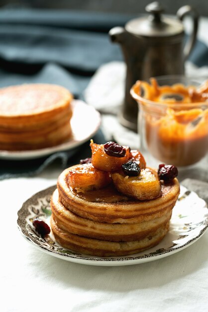 Amerikaans ontbijt, brunch, lunch, maaltijdpannekoeken met pindakaas en bananen over een wit servet. Veganistisch eten concept