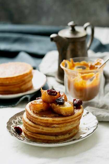 Amerikaans ontbijt, brunch, lunch, maaltijdpannekoeken met pindakaas en bananen over een wit servet. Veganistisch eten concept