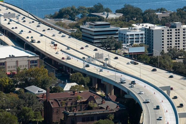 Amerikaans snelwegkruispunt met snel rijdende auto's en vrachtwagens Bekijk van bovenaf de transportinfrastructuur van de VS