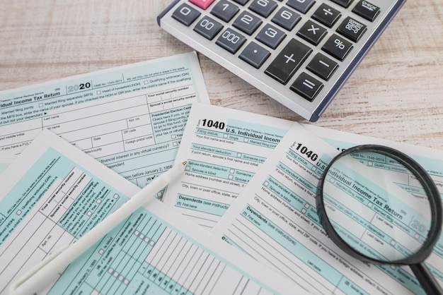 Amerikaanse belastingformulier 1040 op een houten tafel Concept van belastingformulieren 1040 Financieel document