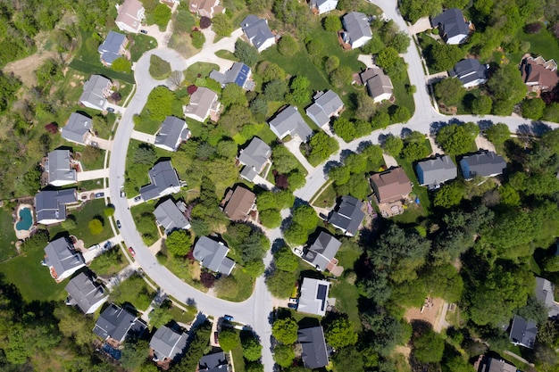 Amerikaanse buurt uit de hogere middenklasse met gebogen straat in Maryland