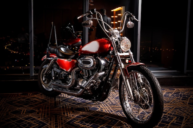 Amerikaanse chopper motorfiets close-up. Chromen onderdelen en rode carrosserie