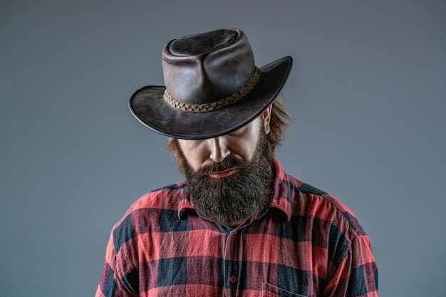 Foto amerikaanse cowboy lederen cowboyhoed portret van een jonge man met cowboyhoed cowboys in hat knappe bebaarde macho man ongeschoren cowboys