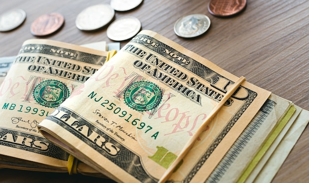 Amerikaanse dollarbankbiljetten en -munten in close-upfotografie