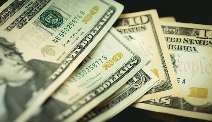 Amerikaanse dollarbankbiljetten in donkere omgeving in close-upfoto