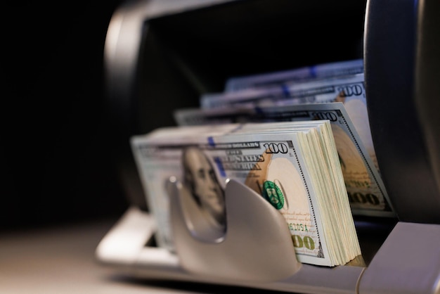 Amerikaanse dollarbankbiljetten in geautomatiseerde bankapparatuur voor het tellen van geldwissels