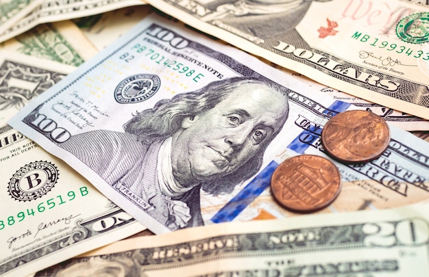 Amerikaanse dollarbiljetten en munten in close-up foto met bovenaanzicht