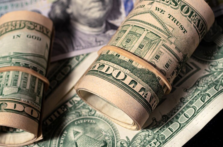 Amerikaanse dollarbiljetten in close-up in donkere omgeving