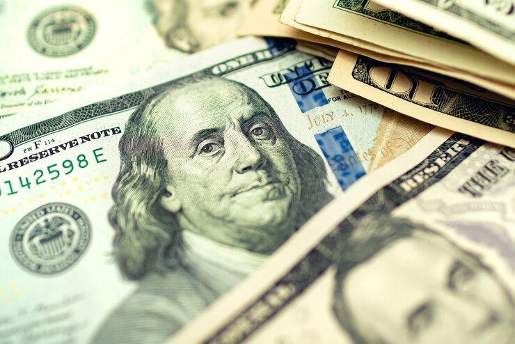 Amerikaanse dollarbiljetten op een houten tafel in close-upfotografie