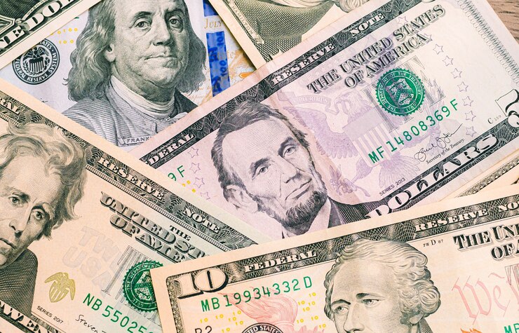 Amerikaanse dollarbiljetten verspreid over een tafel