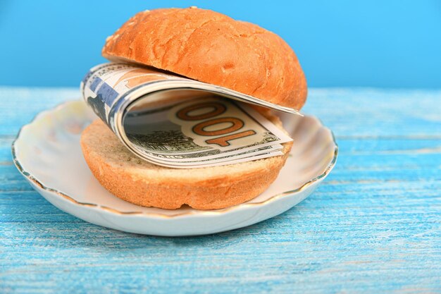 Amerikaanse dollars tussen stukjes brood op een bord