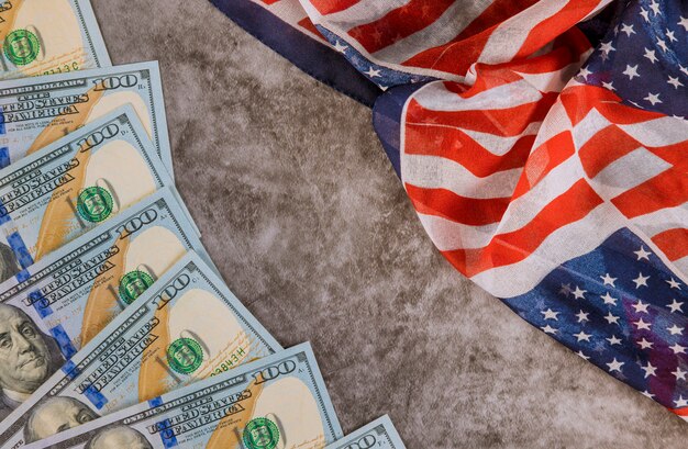 Amerikaanse economische 100 dollar verpakt in de Amerikaanse vlag