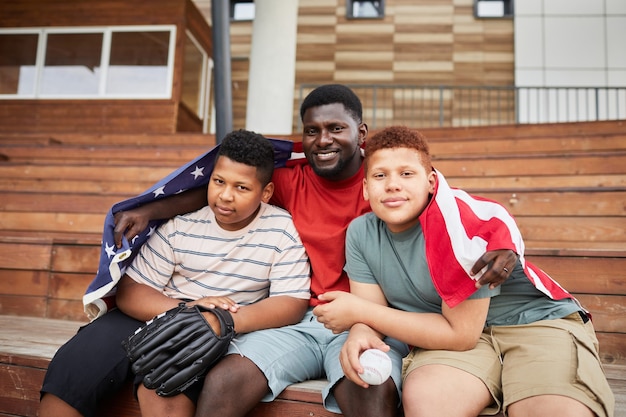 Amerikaanse familie op stadionbank