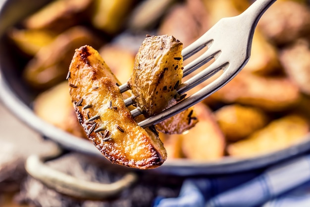 Foto amerikaanse geroosterde aardappelvork met gerookt spek knoflook zout peper komijn dille peterselie