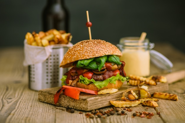 Amerikaanse hamburger en franse aardappelen