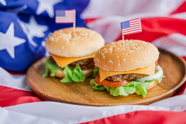 Amerikaanse hamburger met de vlag van Amerika