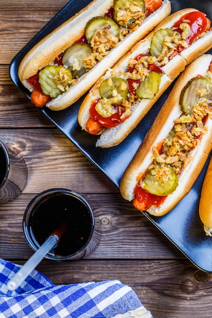 Amerikaanse hotdog met ingrediënten