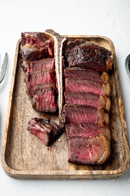 Amerikaanse keuken Gesneden en gebraden Tbone of porterhouse rundvlees medium zeldzaam vlees Steak op witte stenen achtergrond