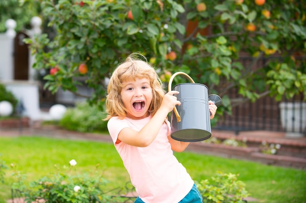 Amerikaanse kinderen op boerderij Zoete jeugd Gelukkig kind op zomerveld Water geven in de tuin