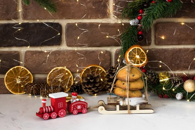 Amerikaanse koekjes met chocolade op sleden en rode Kerstmislocomotief