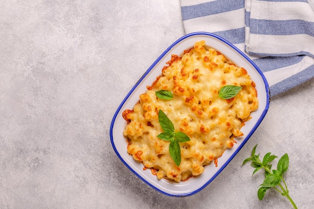 Amerikaanse mac en cheese macaroni pasta in kaasachtige saus Bovenaanzicht