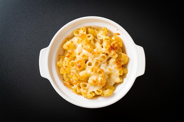 Amerikaanse mac en cheese macaroni pasta in kaassaus