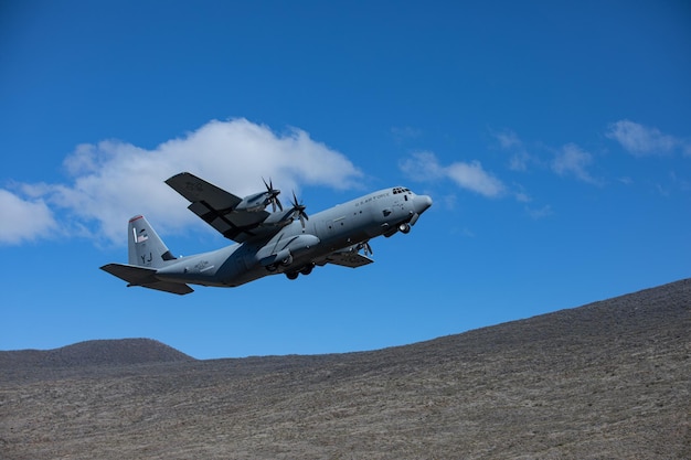 Amerikaanse militaire c-130 begint op te stijgen