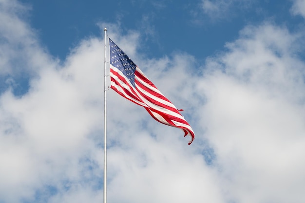 Amerikaanse nationale vlag bij hemelachtergrond patriottisme