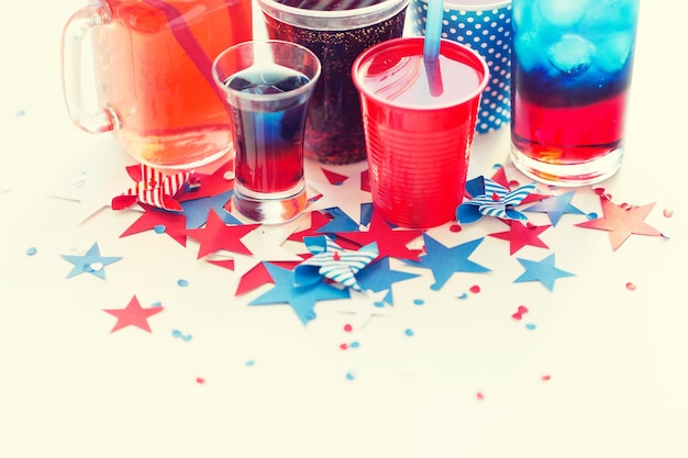 Amerikaanse onafhankelijkheidsdag, viering, patriottisme en vakantieconcept - close-up van kopjes en glazen met drankjes op amerikaans onafhankelijkheidsdagfeest