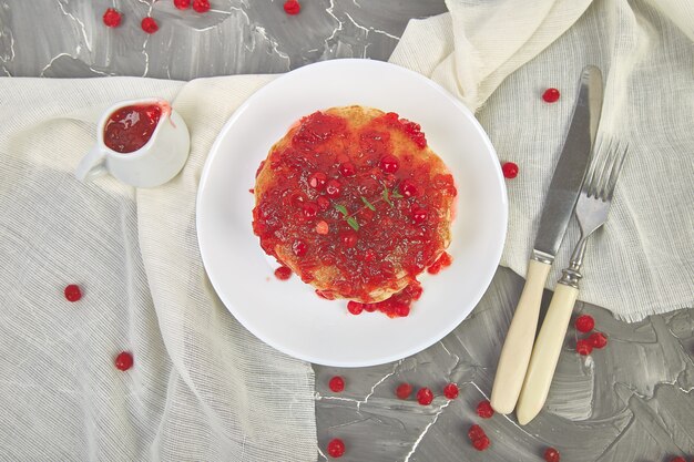 Amerikaanse pannenkoek met jam - bes, viburnum, cranberry