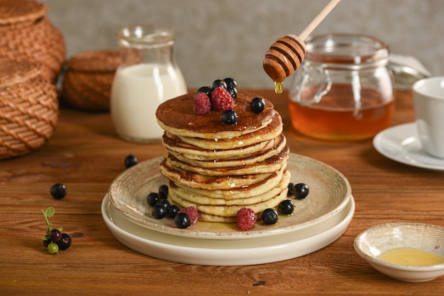 Amerikaanse pannenkoeken met honing en room. Selectieve aandacht.