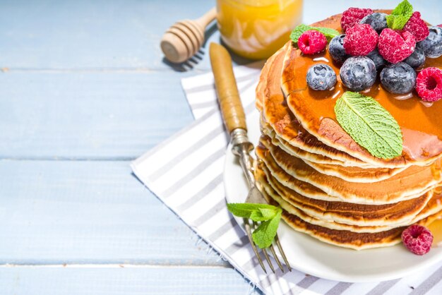 Amerikaanse pannenkoeken met verse bessen