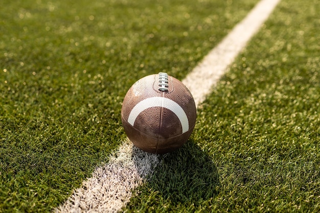 Amerikaanse rugbybal op het gras in het stadion.