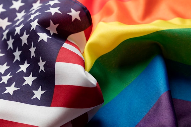 Amerikaanse sterren en strepen vlag naast een gay Pride LGBT regenboogvlag